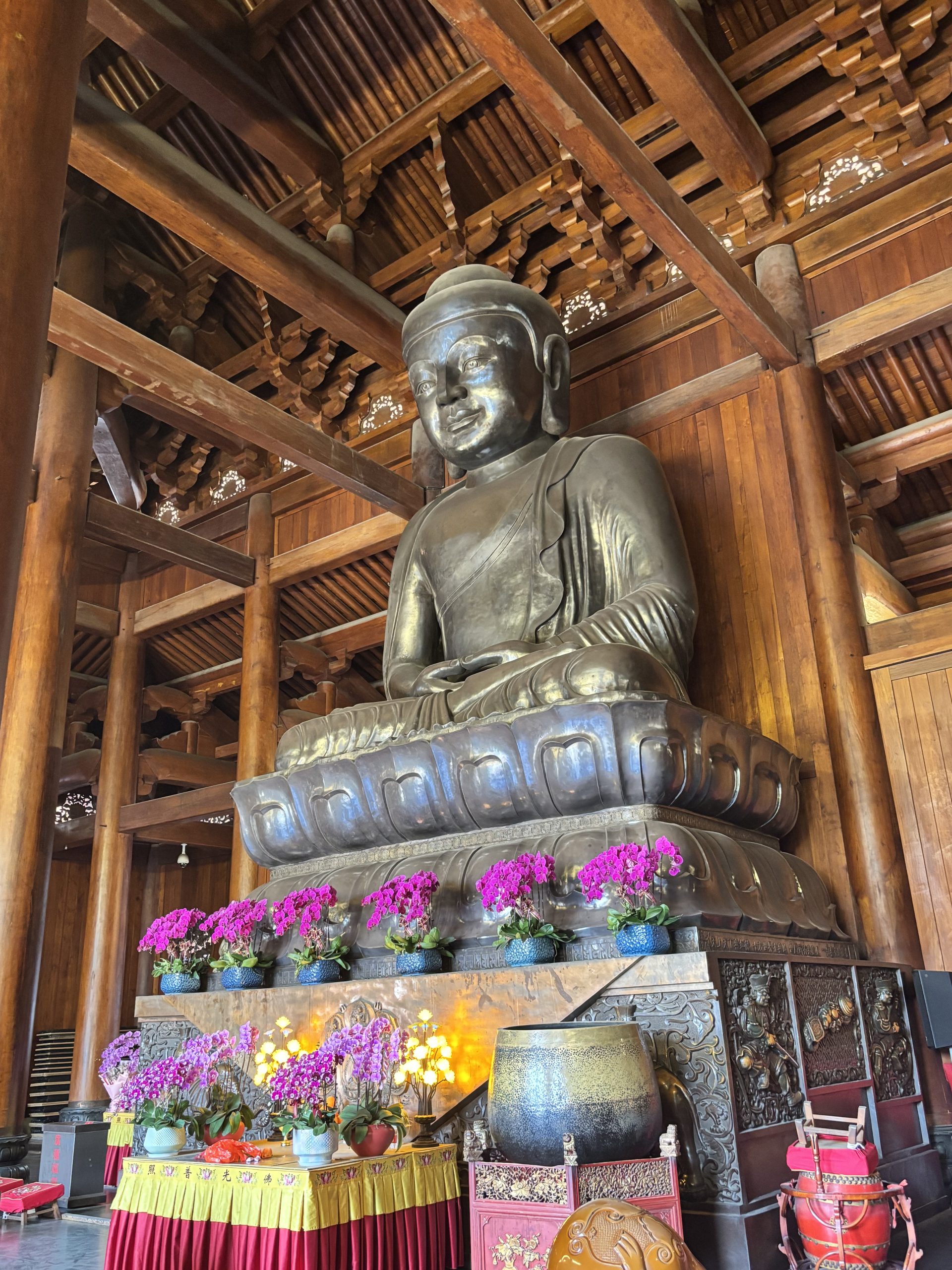 Statue méditative dans un temple asiatique illustrant l’art de prendre soin de soi