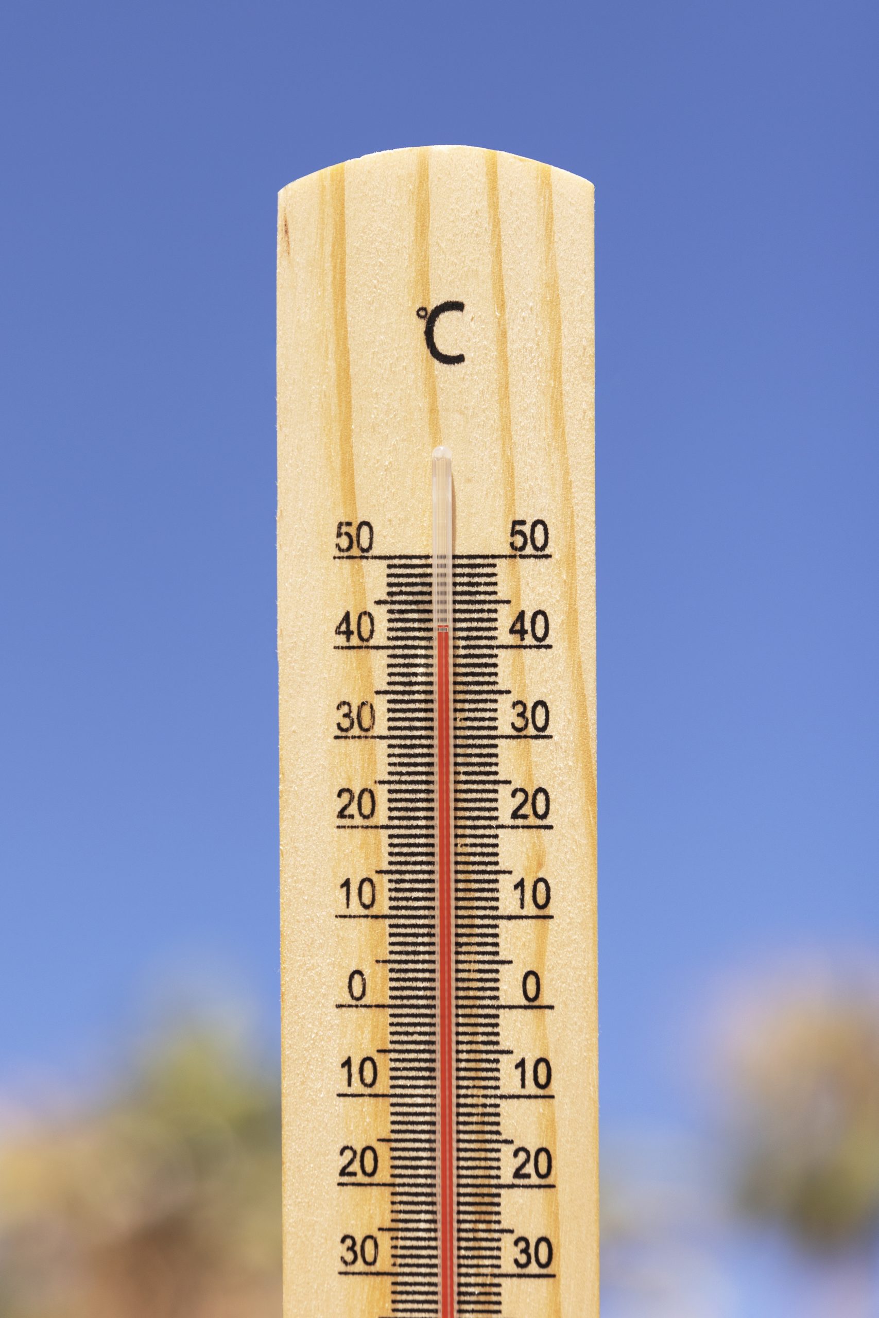 Thermomètre indiquant une température élevée pendant un épisode de canicule