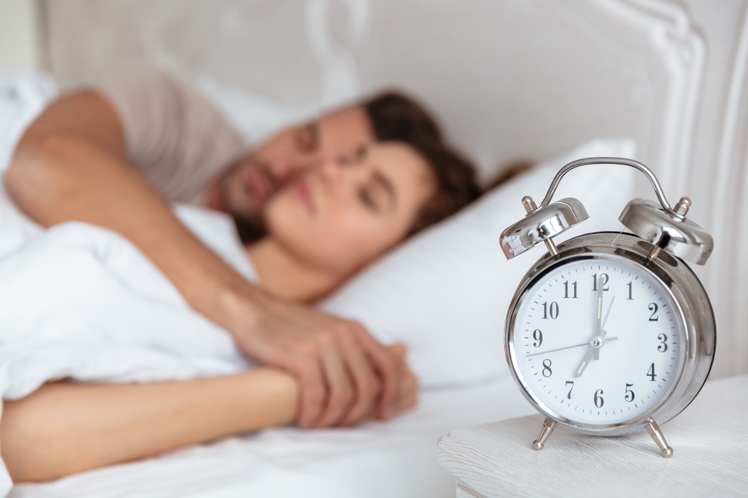 Couple endormi dans une chambre calme pour illustrer l’importance du sommeil pendant les fortes chaleurs