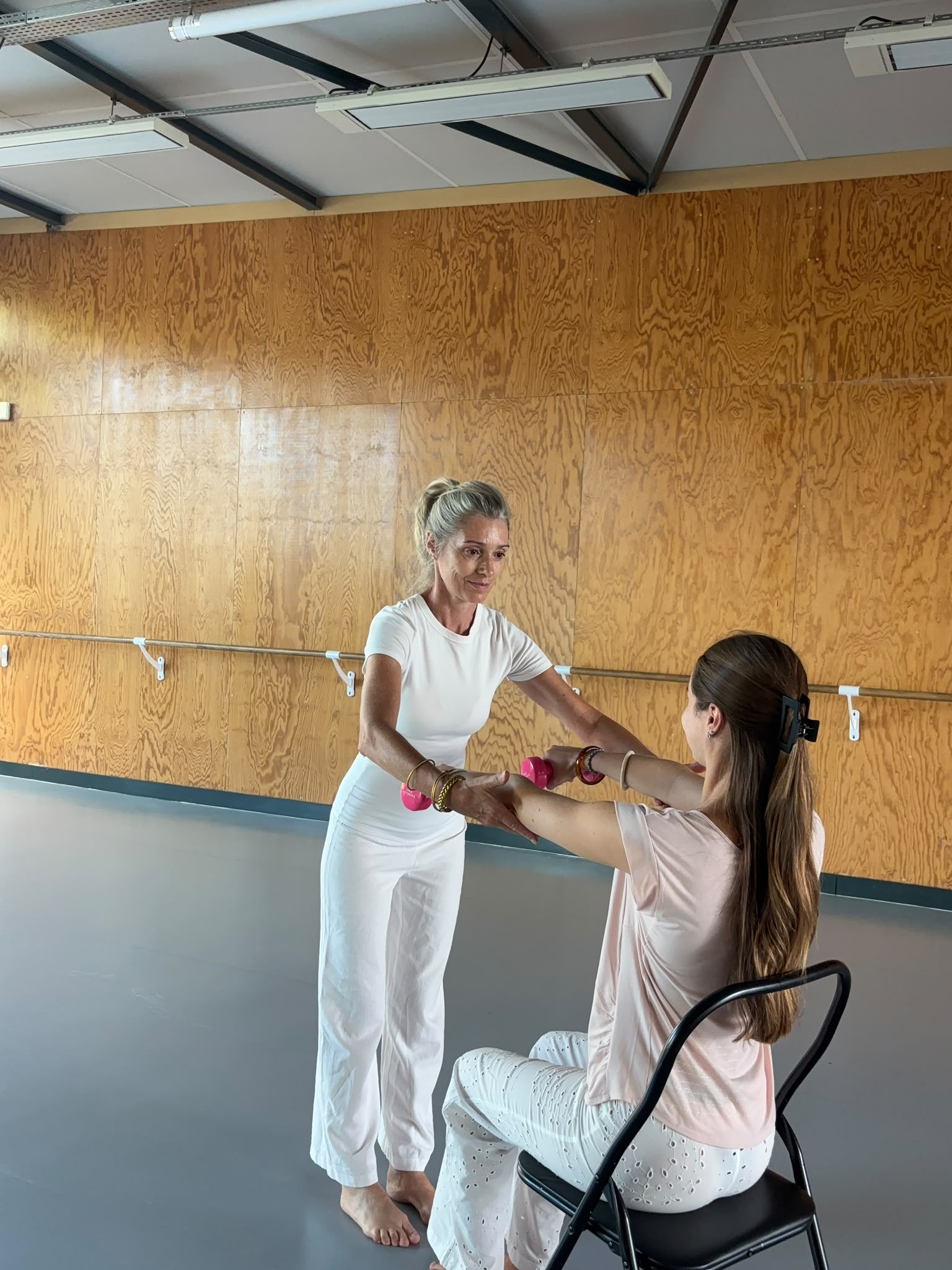 Carole Berthelot accompagne une personne lors d’une séance d’activité physique adaptée dans les Yvelines