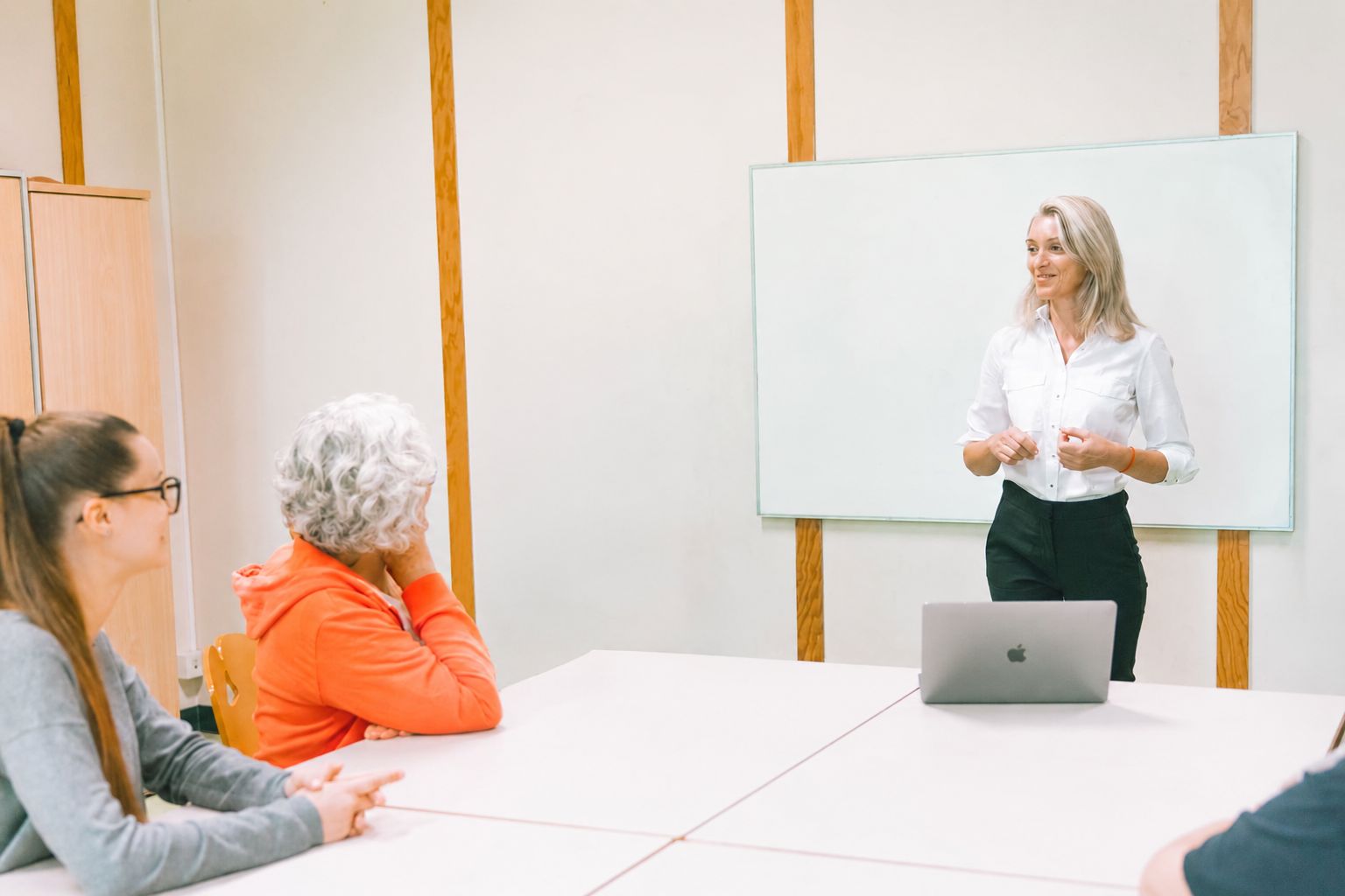 Carole Berthelot animant un atelier de gestion du stress et de prévention des TMS en entreprise