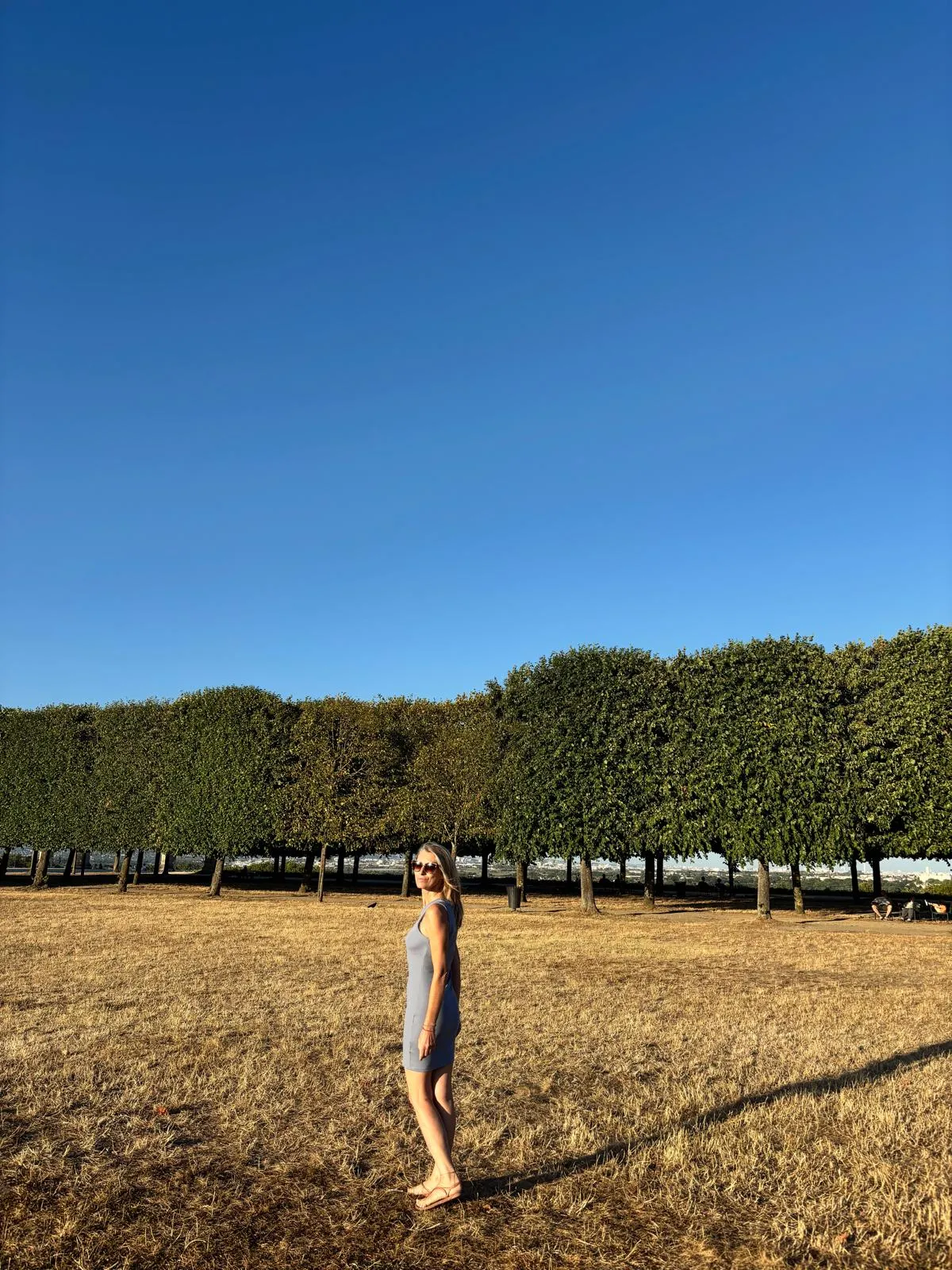 Carole Berthelot en plein air lors d’une journée d’été
