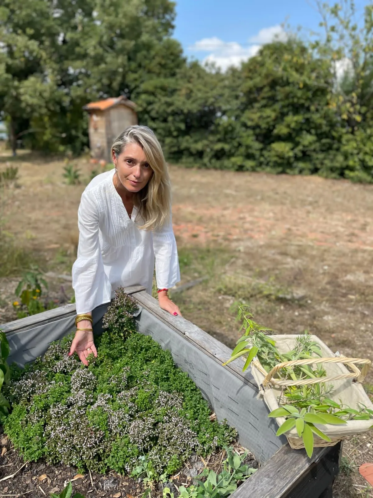 Carole Berthelot prend soin des plantes dans son jardin en été