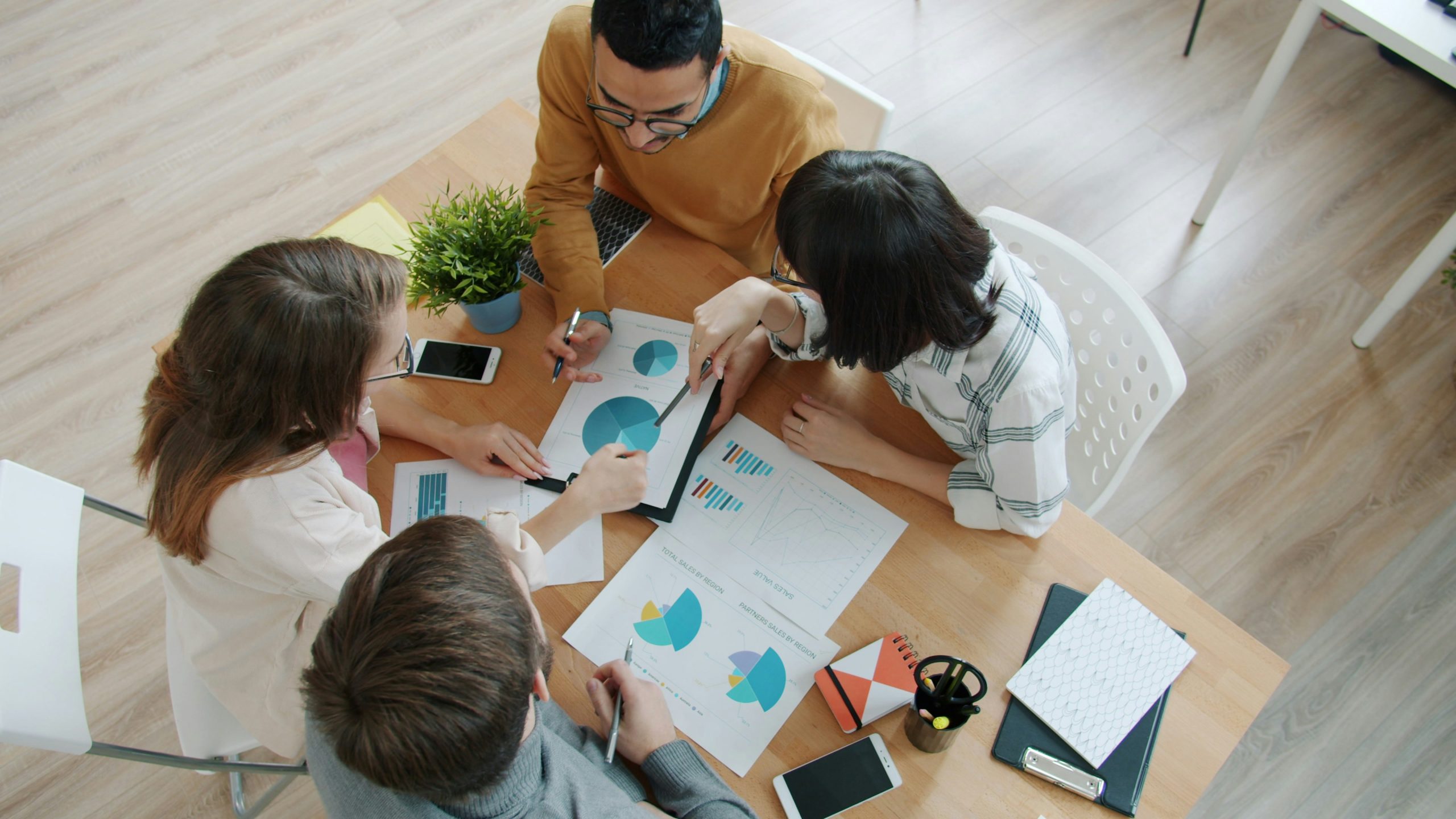 Collaborateurs réunis autour d’une table dans un environnement professionnel, illustration du bien-être au travail