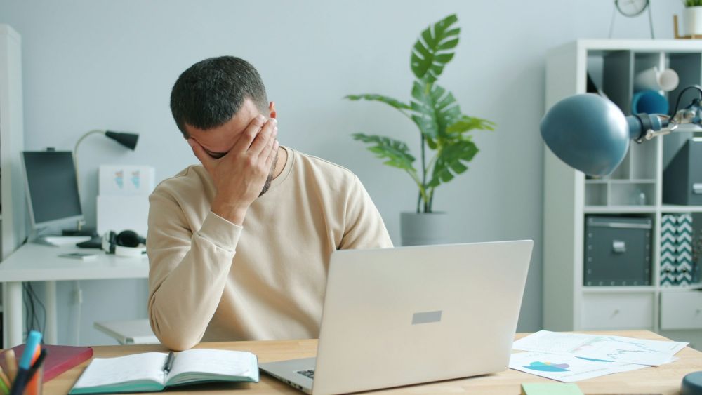 Stress et fatigue devant un écran dans un environnement de travail en entreprise